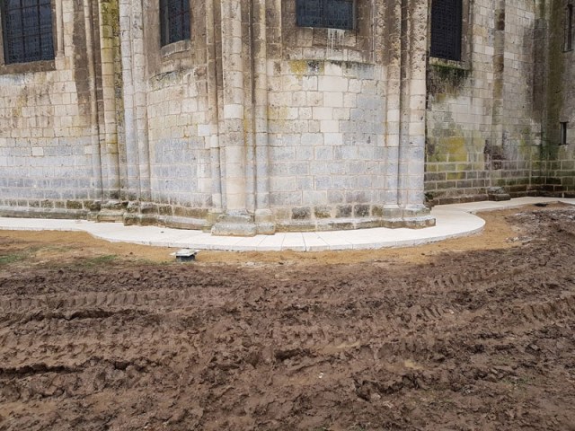 Pose-de-dallage-calcaire-à-l’église-Montierneuf-à-Poitiers-(86)